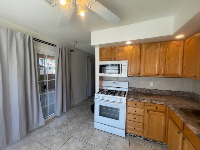 Building Photo - "Charming 3-Bed, 2-Bath Townhouse Retreat on Sylvan Oak Drive – Your Cozy Las Vegas Oasis Awaits!"