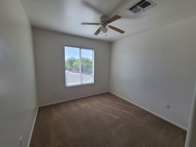 Building Photo - Beautiful 4-bedroom 3-bathroom - GREAT LOC...