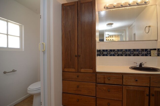 Building Photo - Huge 4 Bedroom 2  Bath! Close to the University!