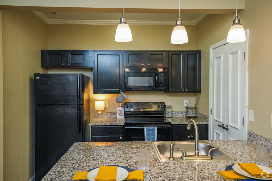 2BR, 2BA - 985SF - Kitchen - Eagle Flatts