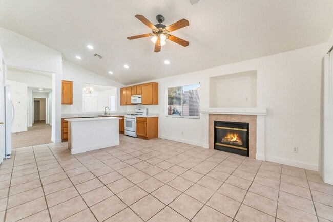 Building Photo - Charming Single-Story Living with Spacious Comfort!