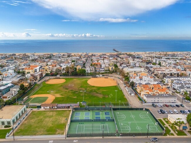 Building Photo - Top Floor 1 bedroom apartment Hermosa Beach