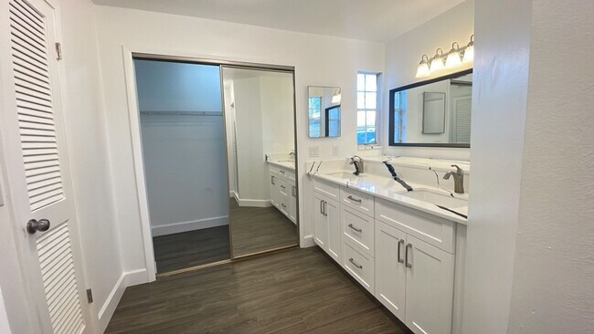 Building Photo - Renovated 2 Bedroom, 2 Bath First Floor in...