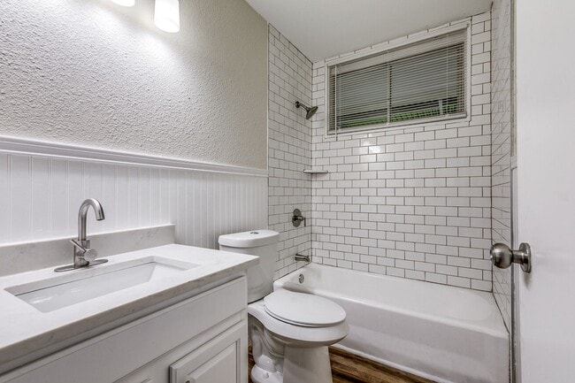 Building Photo - 511 E Hathaway Dr
