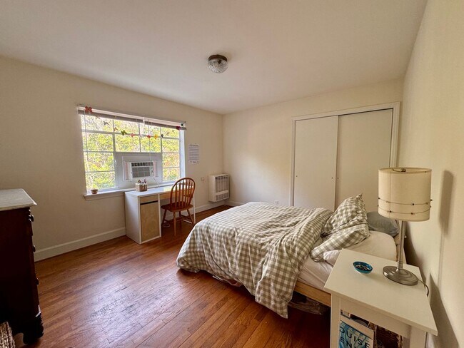 Building Photo - Prime Location! 2BR Apartment with Parking & Water included!