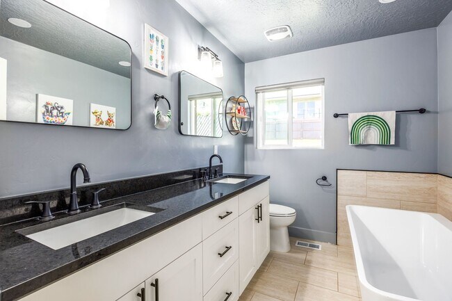 Building Photo - Exquisitely Renovated 4-Bedroom Oasis with Modern Upgrades