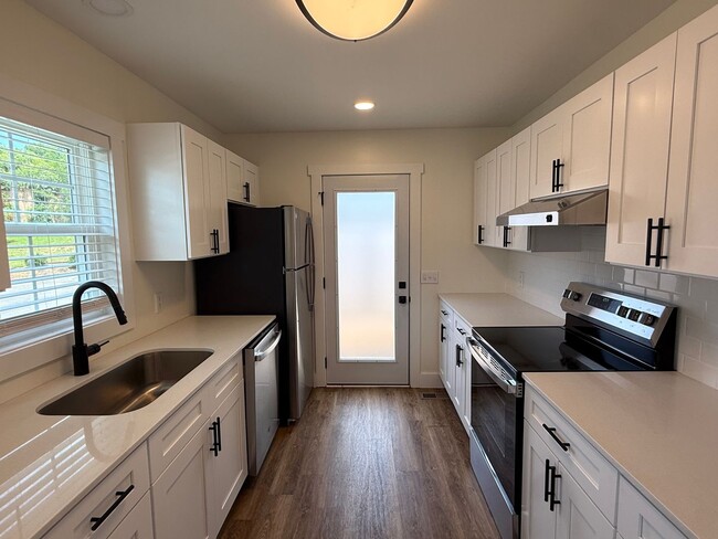 Building Photo - 2128 Sharondale Dr