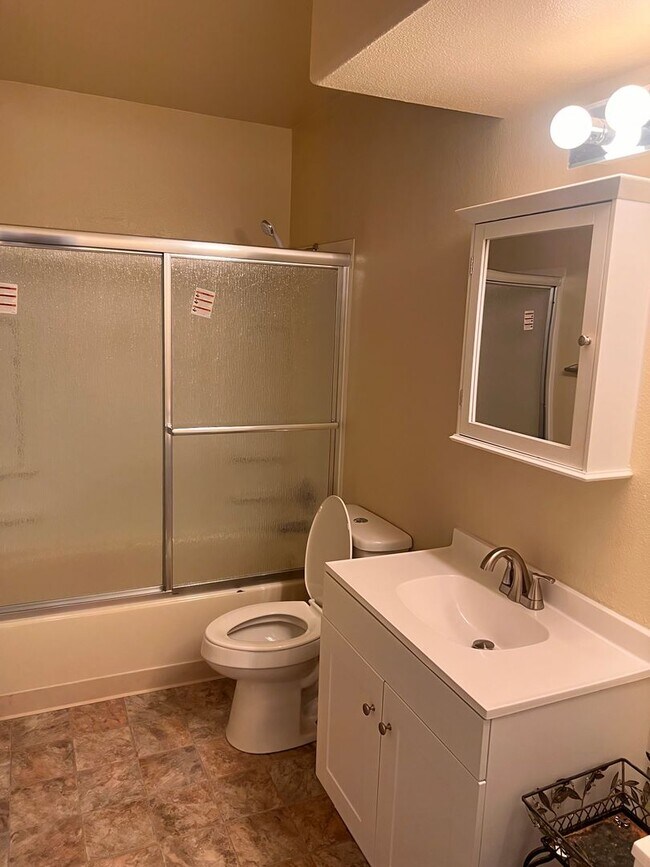 Building Photo - Beautiful 3 bedroom/2bath with spacious deck and backyard