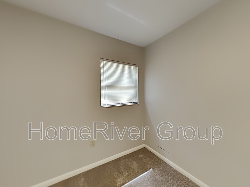 Building Photo - 39205 Park Dr