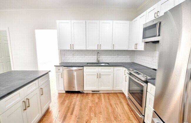 Building Photo - Delightful in Downing Creek