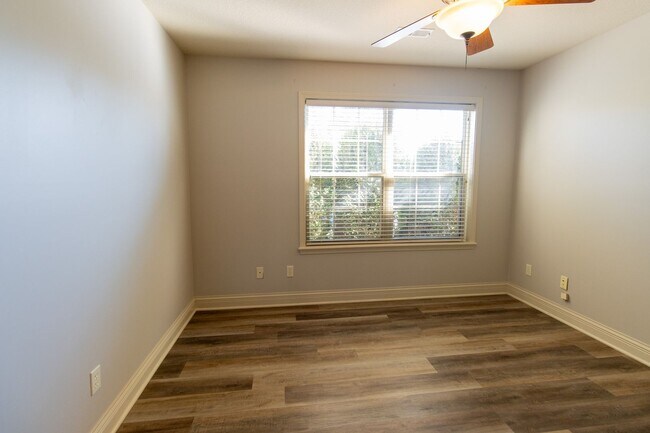 Building Photo - Charming 3 Bed/2BA Home