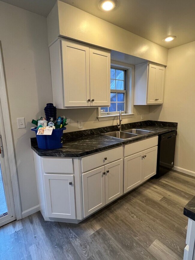 Building Photo - 3 bedroom Townhouse - Northampton School District