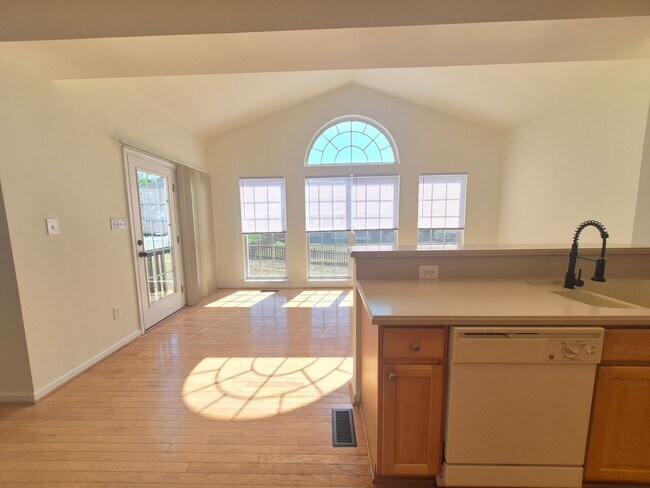 Building Photo - 5207 Linden Dr