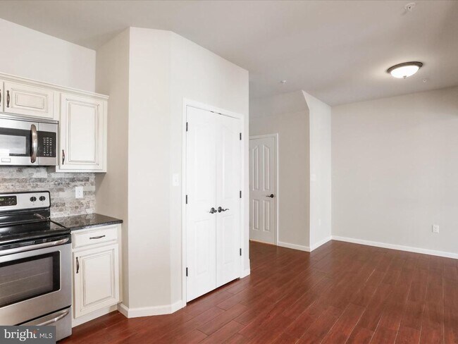 Building Photo - 20 Delano Dr