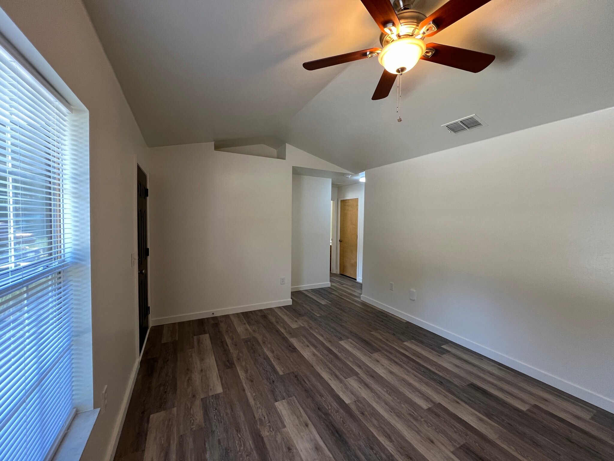 Building Photo - 1427 N Paris St