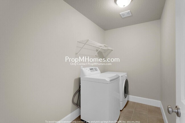 Building Photo - Updated Three Bedroom Gem in Bethany!