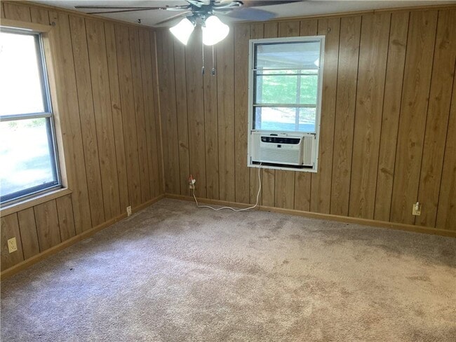 Building Photo - 2 Maple Leaf Dr