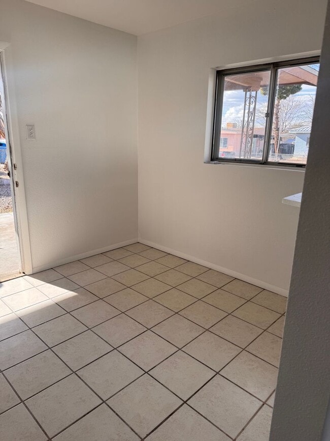 Building Photo - Cozy Home for rent off Poplar