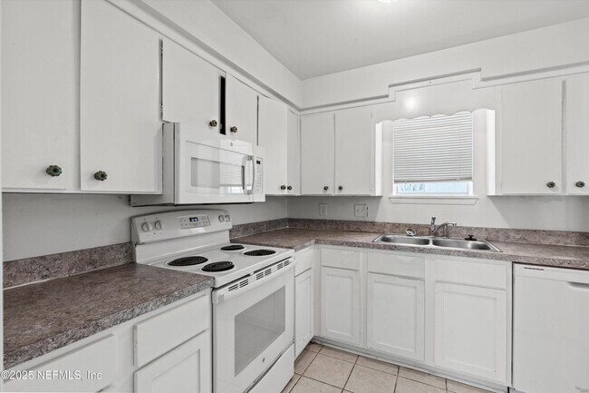 Building Photo - 1530 El Prado Rd
