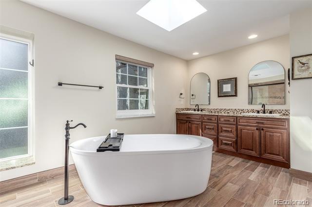 Building Photo - 3577 S Hillcrest Dr