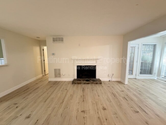 Building Photo - 906 Country Park Dr