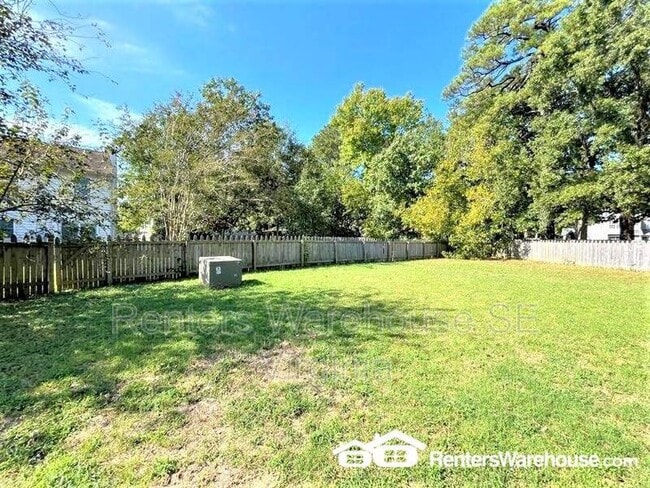 Building Photo - 809 Sutherland Arch