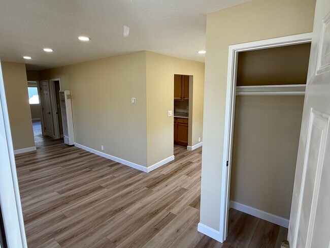 Building Photo - 1048 Mohr Ln