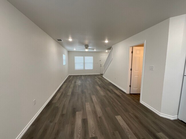 Building Photo - Beautiful 2 Bedroom/ 1 1/2 Bath Duplex in Kingsland, TX.