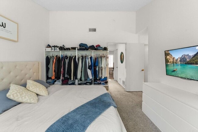 Building Photo - 3 Bedroom Townhouse