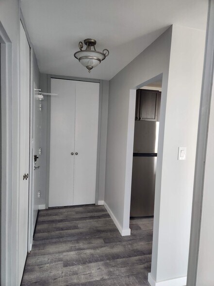 Unit #1802 Entryway - 336 W Wellington Ave