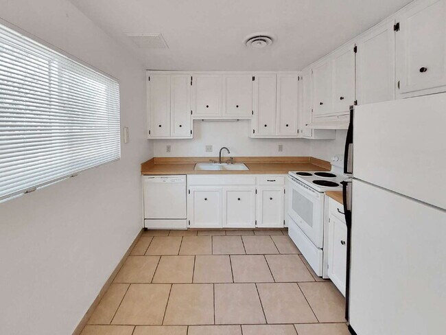 Building Photo - 209 N Alvord St