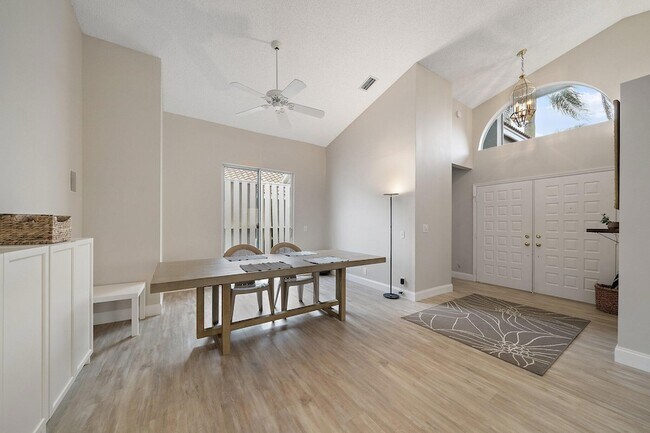 Building Photo - 6866 Briarlake Cir