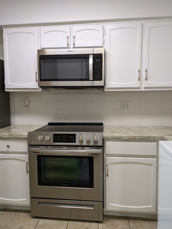 Building Photo - 351 N Post Oak Ln