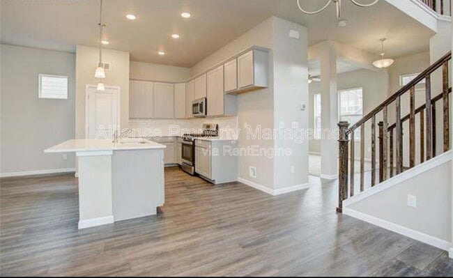 Building Photo - 1168 Solitaire St