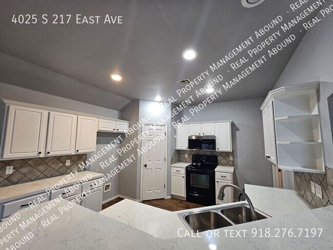 Building Photo - Beautiful 4-Bedroom Home with Office, Cove...