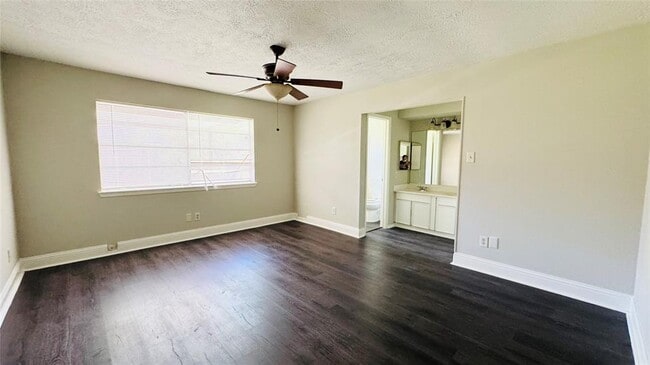 Building Photo - 10418 Towne Oak Ln