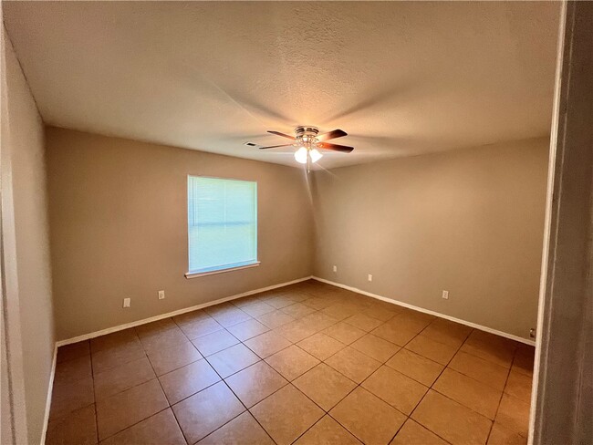 Building Photo - 823 N Lola Ln