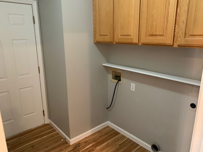 Building Photo - Beautiful  3-bedroom, 2-bath single-level home