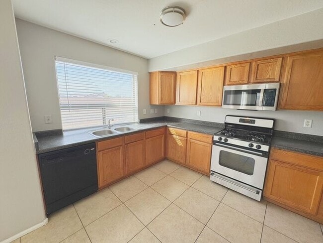 Building Photo - 4BR / 2.5BA Home with Expansive Lot – 2-Car Garage, Community Pools & Golf