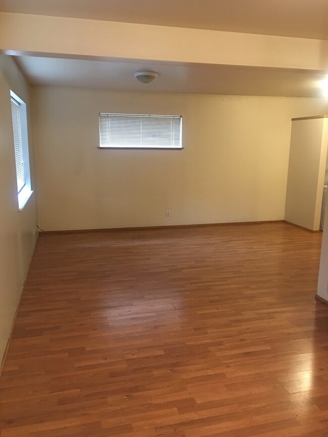 Building Photo - Downstairs West Campus 3 bedroom apartment...