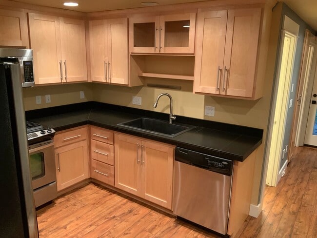 Building Photo - A Must See! 4 Bedroom House in North Eugene