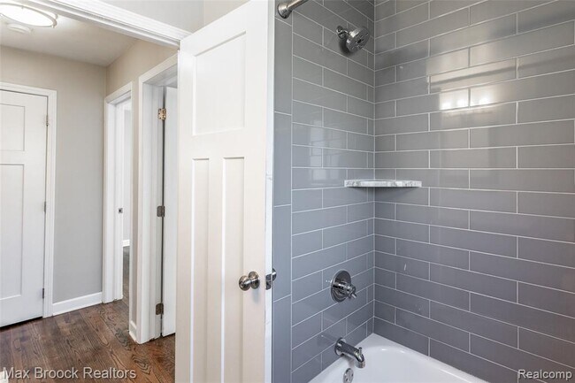 Building Photo - 1909 Gardenia Ave