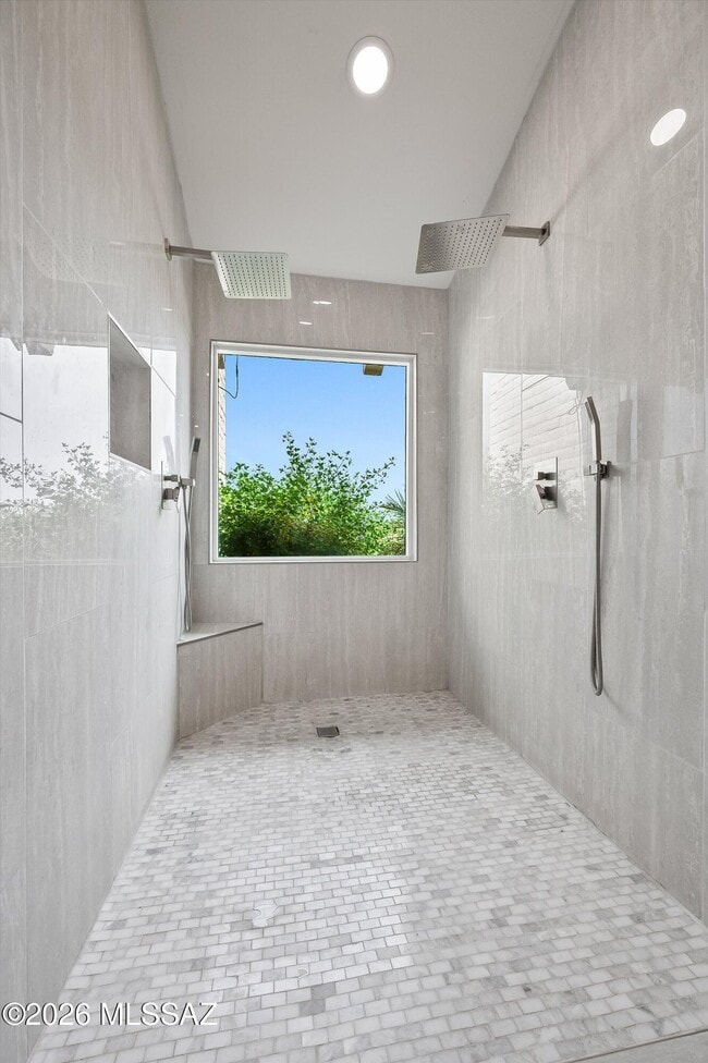 Building Photo - 5833 N Placita Del Baron