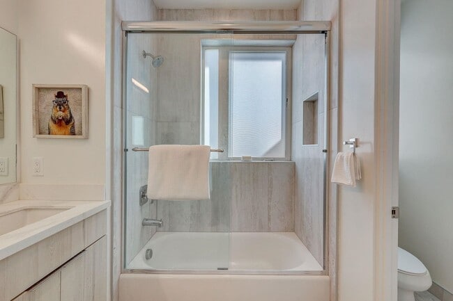 Building Photo - Available Modern Long Term Unfurnished hom...