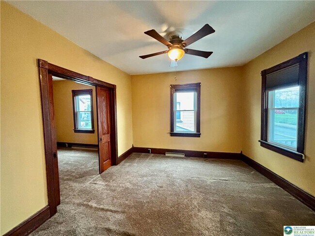 Building Photo - 206 Main St