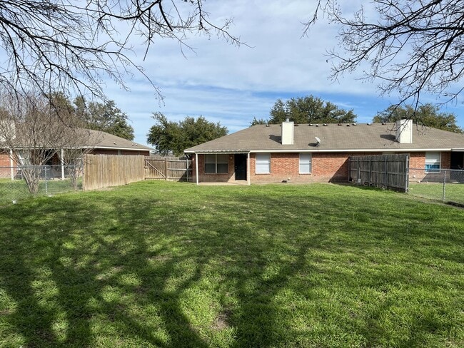Building Photo - Lorena ISD Duplex