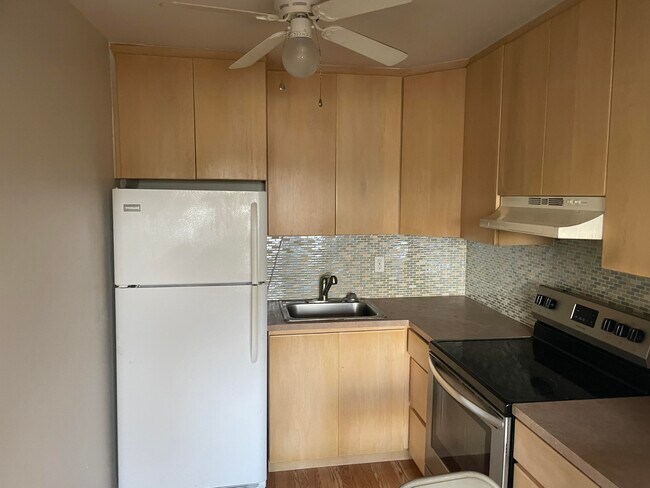 Building Photo - 100 Village Green Cir E