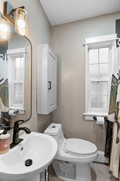 Building Photo - 2601 NW Raleigh St