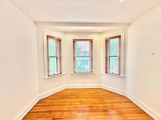 Building Photo - Historic Georgetown Sunny 2 Bedroom 1.5 Ba...