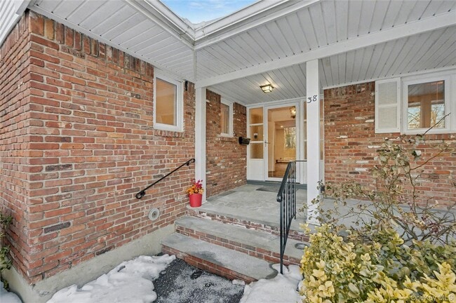 Building Photo - 38 Park Dr E